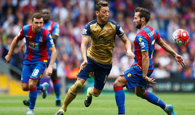 alace summer signing Cabaye attempts to close down Arsenal playmaker Mesut Ozil during the first ha.jpg