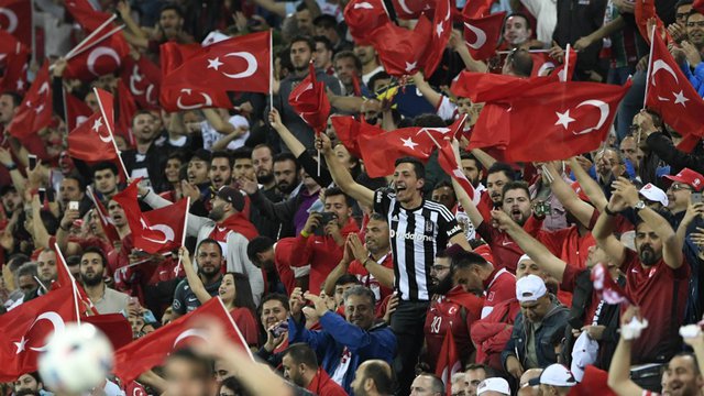 euro-2016-turkey-fans_11or2e7b3qgld1747cgerl691g.jpg