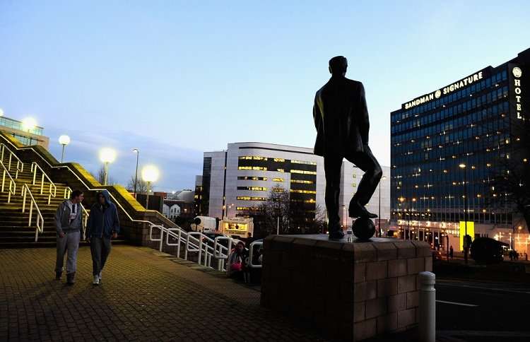 Bobby Robson Statue (St James' Park).jpg