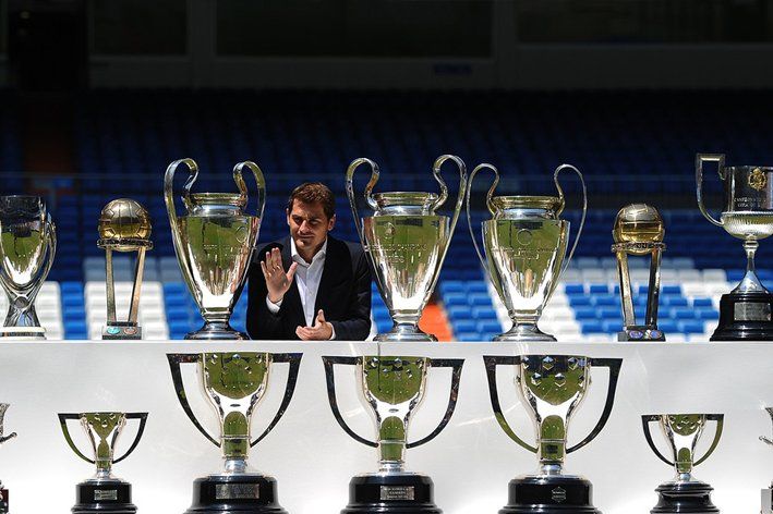 Iker Casillas poses behind trophies.jpg