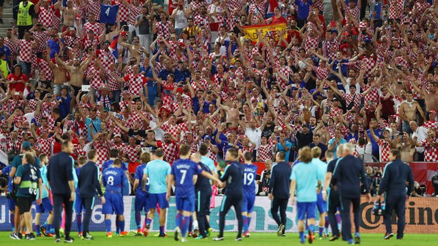 euro-2016-croatia-fans_1mrbui7c4ga0k1toj5vw5qbfsl.jpg