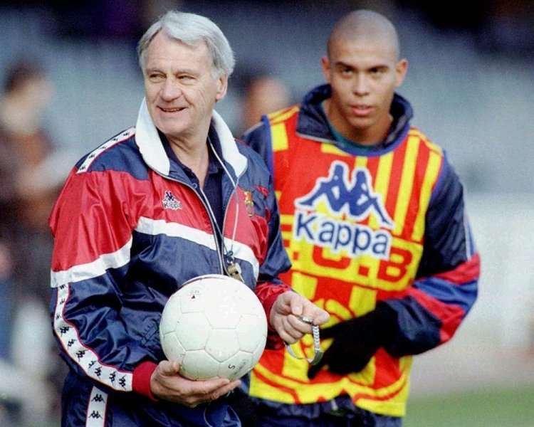 Bobby Robson & Ronaldo (1996 Barcelona Training).jpg