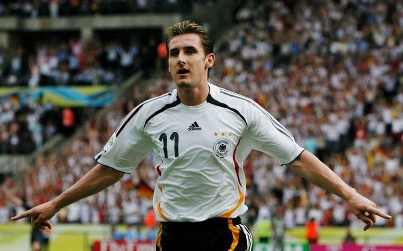 Miroslav Klose (Germany - Ecuador) (2006 FIFA World Cup).jpg
