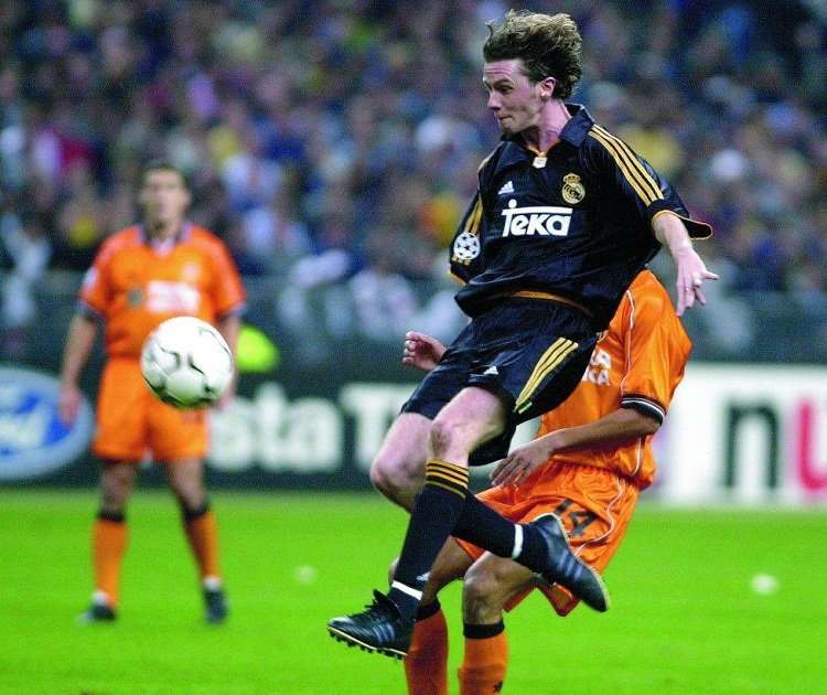 Steve McManaman - Goal (Real Madrid - Valencia) (2000 UEFA Champions League Final).jpg