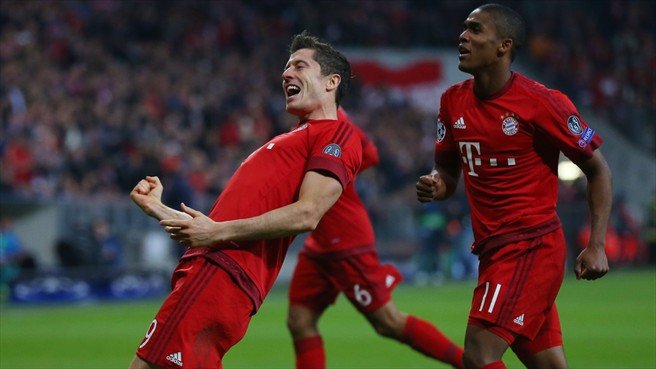 Robert Lewandowski (L) of Bayern celebrates after scoring their fifth goal during their UEFA Champions League group stage match against Dinamo Zagreb.jpg