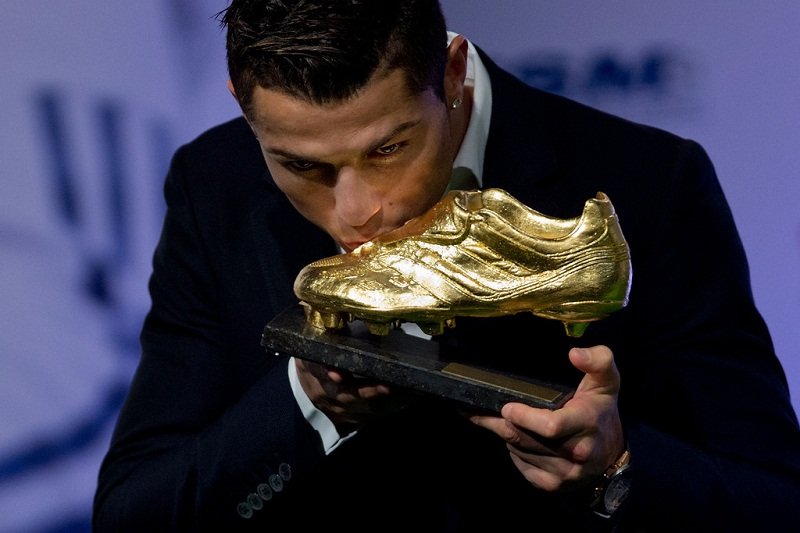 Ronaldo (Ronaldo Receives The Golden Boot Award) (2014.11.05).jpg