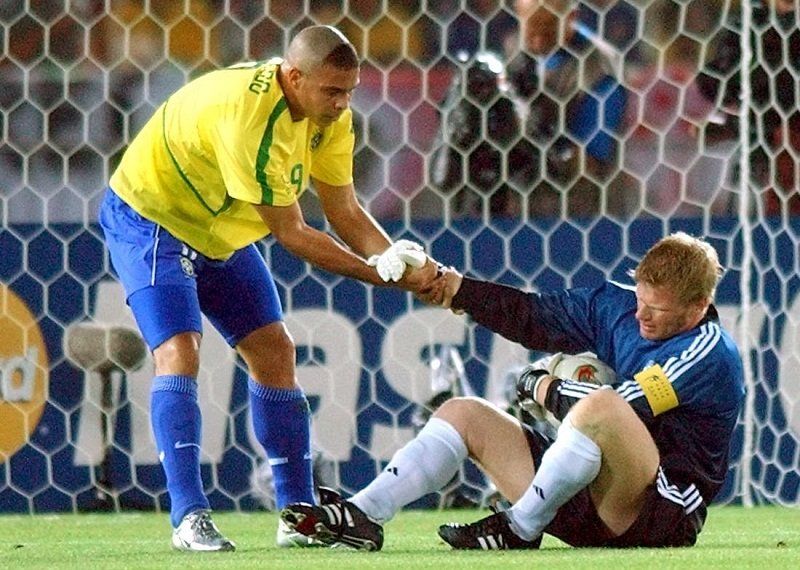 Ronaldo - Oliver Kahn (Germany - Brazil) (2002 FIFA World Cup Final).jpg