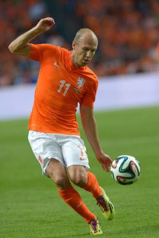 آرین روبن|تلاش آرین روبن برای کنترل توپ.