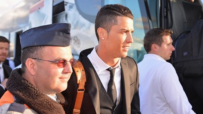 کریستیانو رونالدو|کریستیانو رونالدو، پس از فرود هواپیما در لیسبون سوار اتوبوس می شود. رئال امشب در فینال لیگ قهرمانان اروپا برابر اتلتیکو مادرید در ورزشگاه لیسبون صف آرایی می کند.