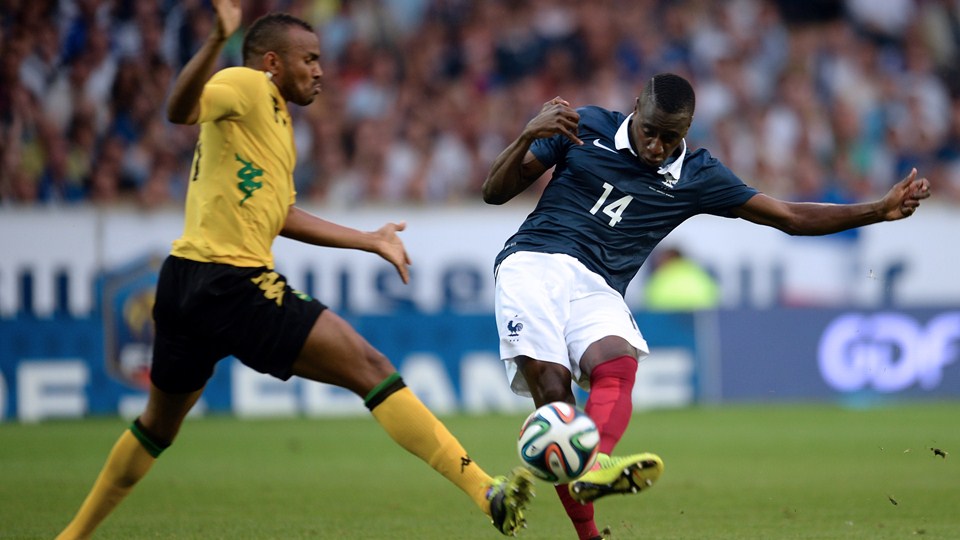 بلیز ماتودی|تلاش هافبک تیم ملی فرانسه متئدی برای کنترل توپ.