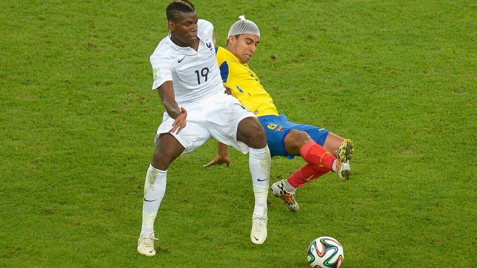 پل پوگبا - کریستیان نُبُئا تِلو|تلاش پل پوگبا در مقابل بازیکن اکوادور ،کریستیان نُبُئا تِلو  برای گرفتن توپ.
