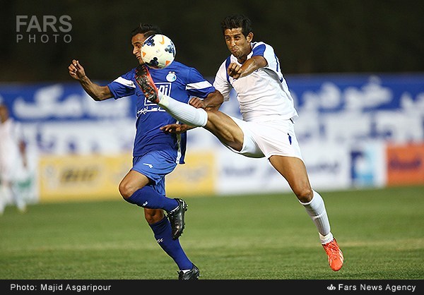 آرش برهانی|تقابل آرش برهانی بازیکن استقلال با بازیکن ملوان بر سر توپ.