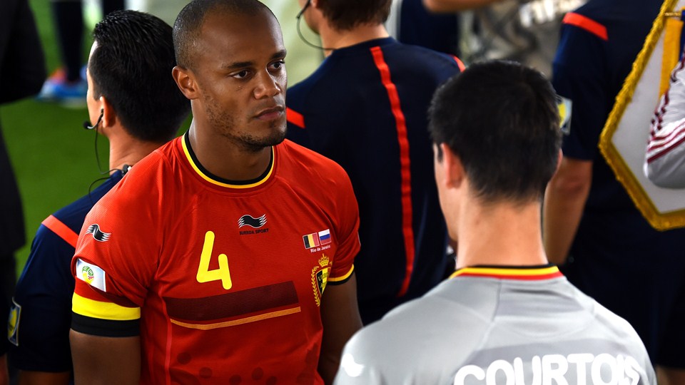 وینسنت کمپانی|نگاه وینسنت کومپانی مدافع تیم ملی بلژیک در تونل ورزشگاه .