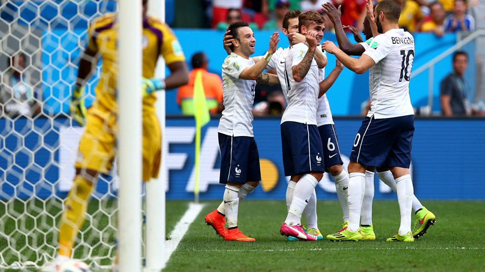 فرانسه|جشن بازیکنان فرانسه بعد از باز شدن دروازه نیجریه توسط پوگبا.