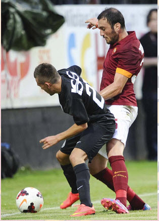 برخورد دو بازیکن در میانه میدان|آ اس رم 4-1 وینر /  دیدار دوستانه