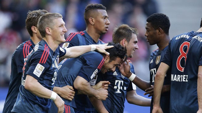 بایرن مونیخ|شادی بازیکنان بایرن بعد از گلزنی پیزارو