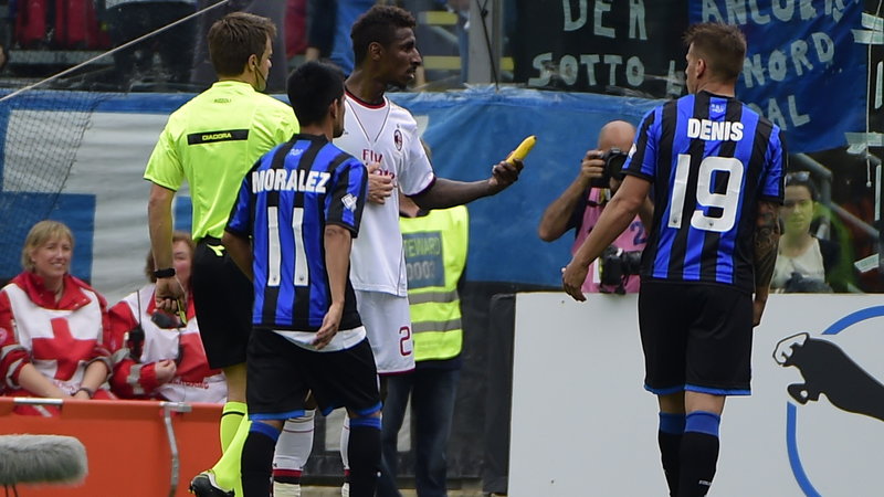 كوين كونستانت|انداختن موز به سوی کنستانت مدافع میلان توسط هواداران آتالانتا