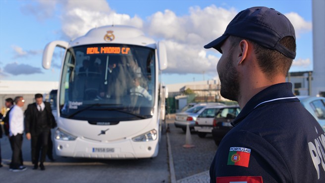 رئال مادرید|بازیکنان رئال مادرید سوار اتوبوس می شوند تا فرود گاه لیسبون را ترک کنند. رئال امشب در فینال لیگ قهرمانان اروپا برابر اتلتیکو مادرید به میدان می رود.