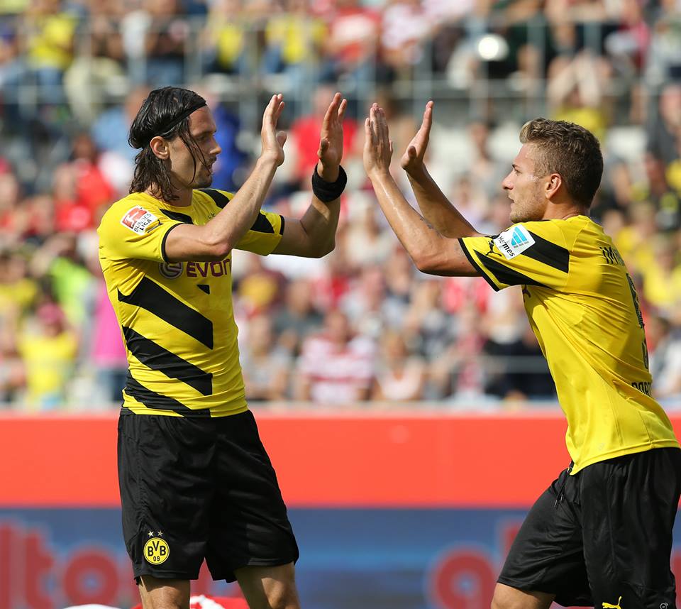 چیرو ایموبیلِ|شادمانی بازیکنان دورتموند بعد از باز کردن دروازه اسن.