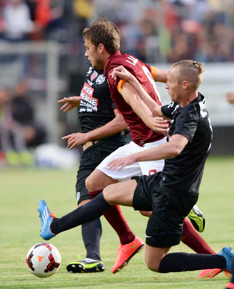 برخورد دو بازیکن در میانه میدان|آ اس رم 4-1 وینر /  دیدار دوستانه