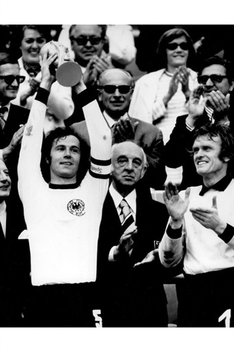 جام جهانی 1974|فینال جام جهانی 1974: آلمان 2 – هلند 1، فرانتس بکن بائر جام را در هوا بلند کرده.