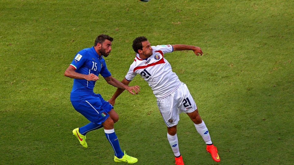 آندره آ بارزالی - مارک اورنا|تلاش مدافع تیم ملی ایتالیا ، بارزاگلی برای دفع توپ در مقابل اورنا از کاستاریکا .