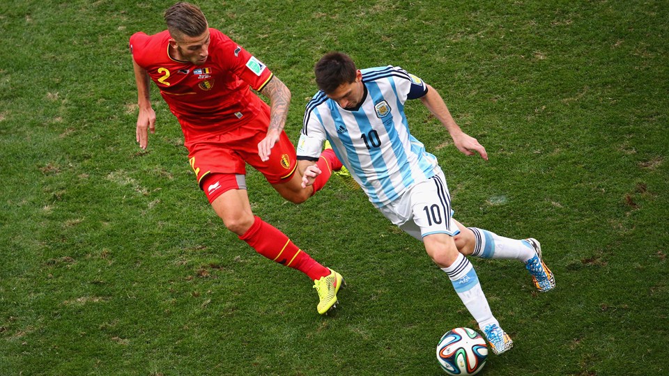 لیونل مسی-توبی آلدرویلد|تقابل لیونل مسی ار آرژانتین با توبی آلدرویلد از تیم ملی بلژیک.