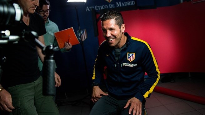 دیگو سیمئونه|دیگو سیمئونه، پیش از مصاحبه با سایت یوفا با خبرنگار خوش و بش می کند.