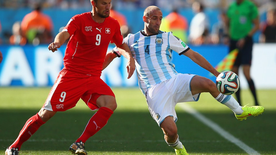 پابلو خاویر زابالتا - هریس سفروویک|تقابل بازیکن  آرژانتین خاویر زابالتا در مقابل بازیکن سوئیس ، هریس سفروویک برای گرفتن توپ.