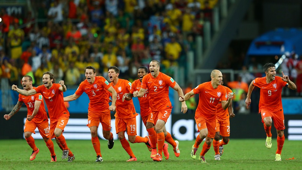 وسلی اشنایدر-دیلی بلایند-هونته لار|شادمانی بازیکنان تیم ملی هلند بعد از پیروزی در در ضربات پنالتی و صعود به مرحله بعد جام جهانی.