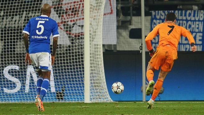 کریستیانو رونالدو|رونالدو گل ششم رئال مادرید را در بازی رفت از مرحله ی یک هشتم نهایی لیگ قهرمانان برابر شالکه به ثمر می رساند.