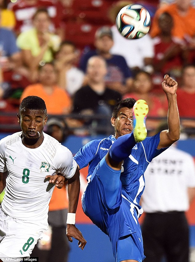 سالومون  كالو|صحنه ای خطرناک که ممکن بود برخورد گای بازیکن حریف برای کالو مشکل ساز شود.