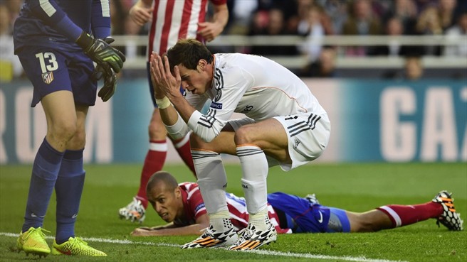 گرت بیل|گرت بیل پس از از دست دادن یک موقعیت افسوس می خورد.