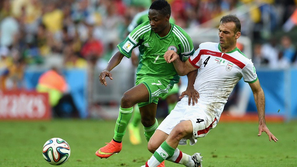 سید جلال حسینی|تلاش سید جلال حسینی برای متوقف کردن بازیکن نیجریه .