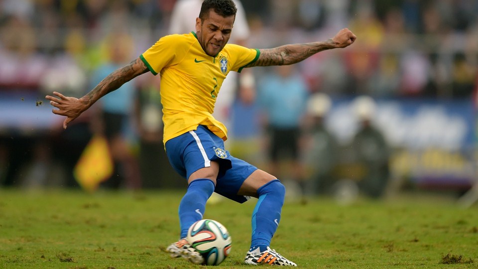 دانیل آلوز|شوتی سرکش که توسط بازیکن برزیل دنی آلوز زده شد.