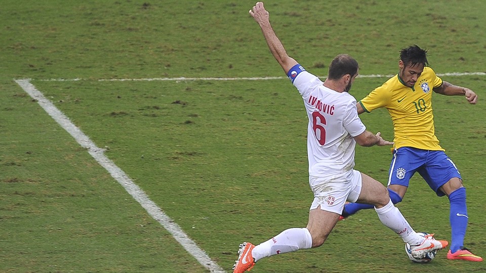 نیمار - برانیسلاف ایوانوویچ|تکل محکم برنیسلاو ایوانویچ دفاع صربستان روی پای نیمار.