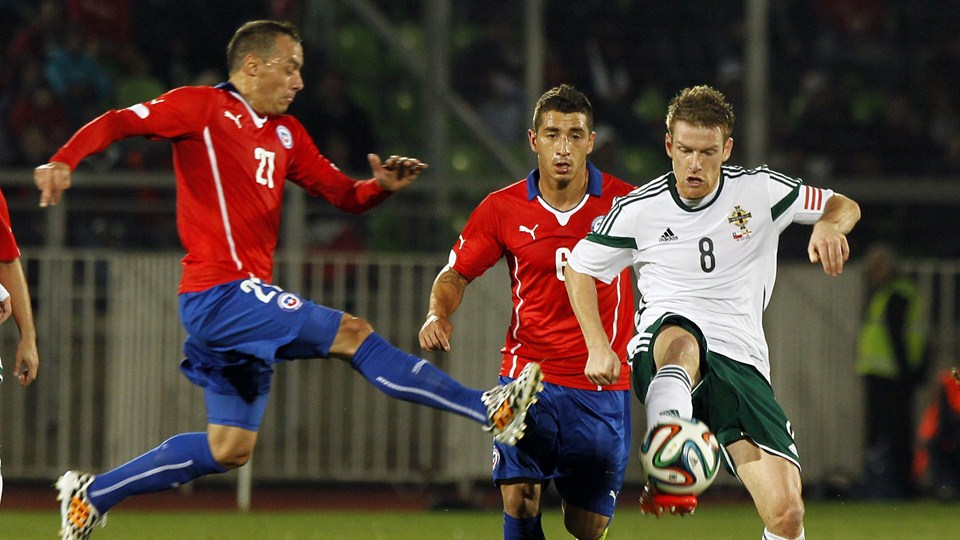 استیون دیویس|تلاش استیون دیویس برای گرفتن توپ از یار حریف.