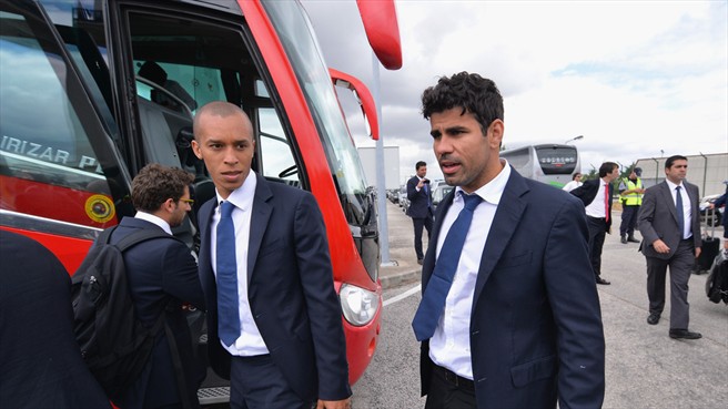 میراندا|میراندا و دیگو کاستا از باشگاه اتلتیکو ماردید همراه با سایر هم تیمی ها برای دیدار در فینال لیگ قهرمانان اروپا برابر رئال مادرید، در فرودگاه شهر لیسبون از هواپیما پیاده می شوند.