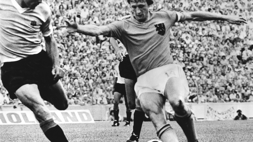 جام جهانی 1974|یوهان کرایف از تیم ملی هلند در میان بازیکنان حریف در دیدار برابر اروگوئه در جام جهانی 1974 آلمان. هلند در این بازی 2-0 به پیروزی رسید.