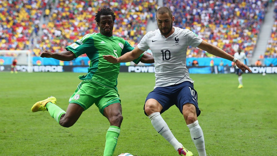 اِفِتوبور آمبِروز - کریم بنزما|تقابل کریم بنزما از تیم ملی فرانسه با بازییکن نیجریه ، اِفِتوبور آمبِروز.