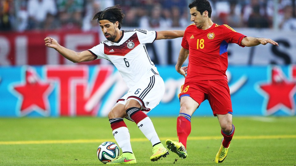 سامی خدیرا - هنريخ مکيتاريان|تقابل سامی خدیرا با بازیکن ارمنستان مخیتاریان بر سر توپ.