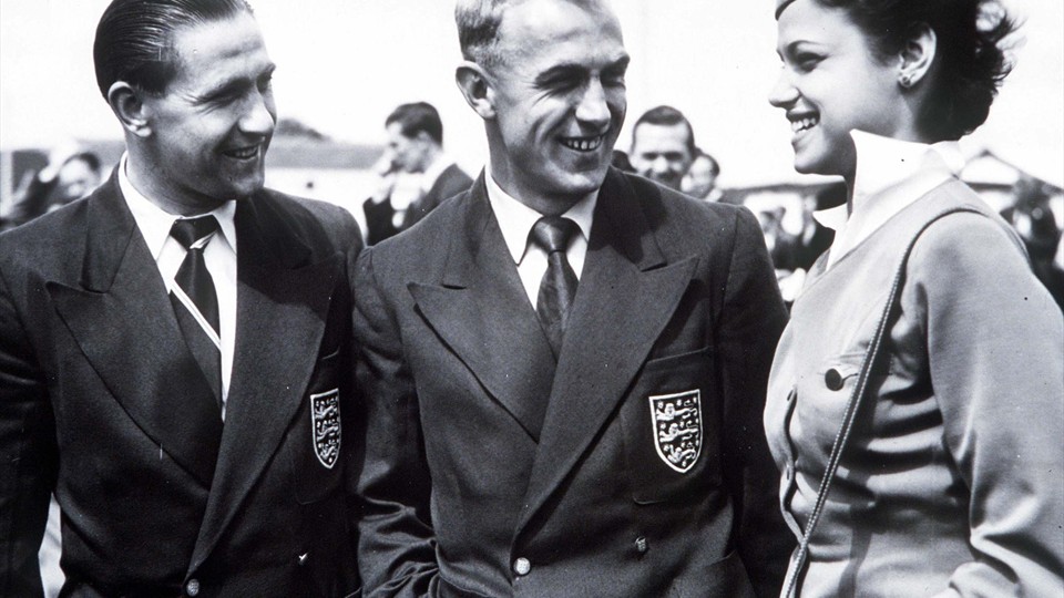 جام جهانی 1950|کاپیتان تیم ملی انگلستان، بیلی رایت (وسط) و استان مورتنسن پیش از پرواز به ریو دوژانیرو برای جام جهانی 1950 .
