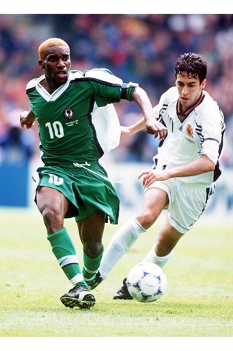 جام جهانی 1998|جام جهانی 1998 فرانسه، اسپانیا 2 – نیجریه 3، جی جی از نیجریه با مقاومت رائول مواجه می شود.