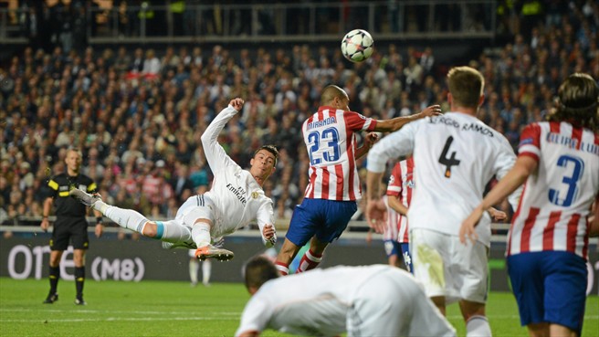 کریستیانو رونالدو|کریستیانو رونالدو در 15 دقیقه مانده به پایان بازی روی یک ضربه آتروباتیک تلاش می کند دروازه ی حریف را باز کند.