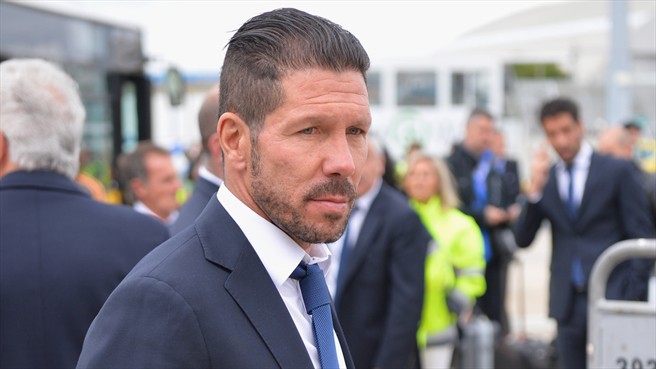 دیگو سیمئونه|دیگو سیمئونه، سرمربی باشگاه اتلتیکو مادرید، برای دیدار در فینال لیگ قهرمانان اروپا برابر رئال مادرید، همراه با شاگردان خود  به فرودگاه شهر لیسبون می رسد.