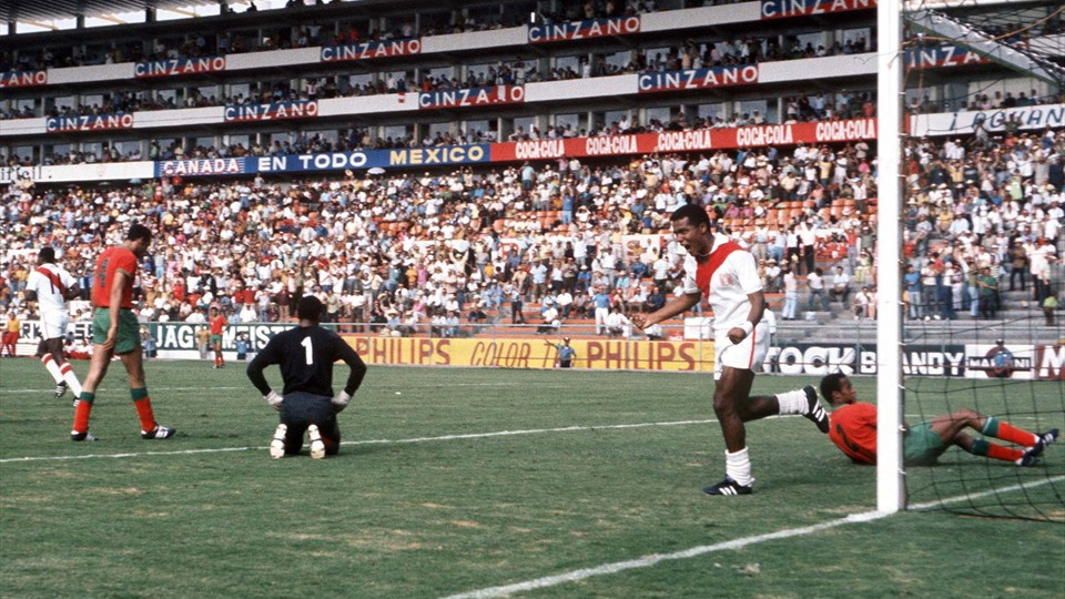 جام جهانی 1970|جام جهانی 1970، لئون، مکزیک، 6 ژوئن 1970، پرو 3-مراکش 0، مهاجم پرویی، تئوفیلو کوبیلاس، پس از به ثمر رساندن یکی از دو گل تیمش به شادمانی می پردازد. وی با پشت سر گذاشتن دروازه بان حریف، الال کاسو، در گروه چهار مسابقات، موفق به گلزنی می شود.