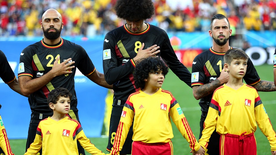 مروان فلااینی-آنتونی فَندَن بور-دفور|بازیکنان تیم ملی بلژیک در حال خواندن سرود ملی .