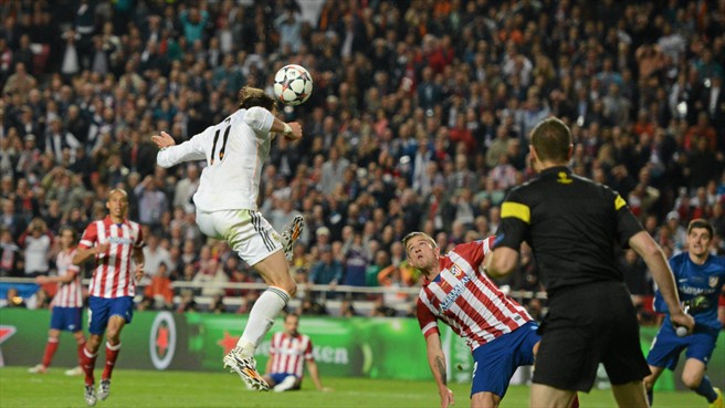 گرت بیل|گرت بیل در دقیقه 110 به هوا می پرد تا تیم خود را یک گل جلو بیاندازد.