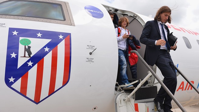 فیلیپه لوئیس|فیلیپه لوئیس از باشگاه اتلتیکو ماردید همراه با سایر هم تیمی ها برای دیدار در فینال لیگ قهرمانان اروپا برابر رئال مادرید، در فرودگاه شهر لیسبون از هواپیما پیاده می شود.