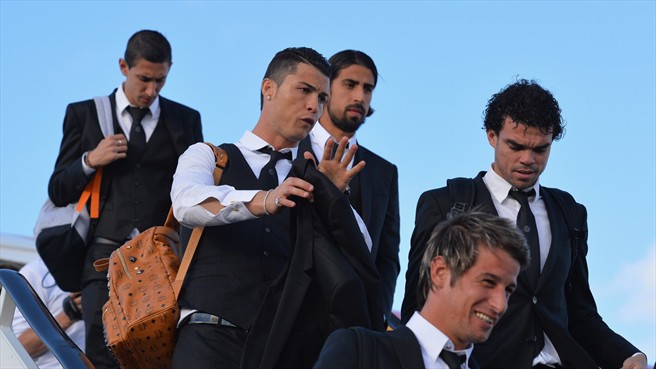 کریستیانو رونالدو|کریستیانو رونالدو و پپه از باشگاه رئال مادرید همراه با سایر هم تیمی های خود برای دیدار فینال لیگ قهرمانان اروپا برابر اتلتیکو مادرید، در فرودگاه لیسبون از هواپیما پیاده می شوند.